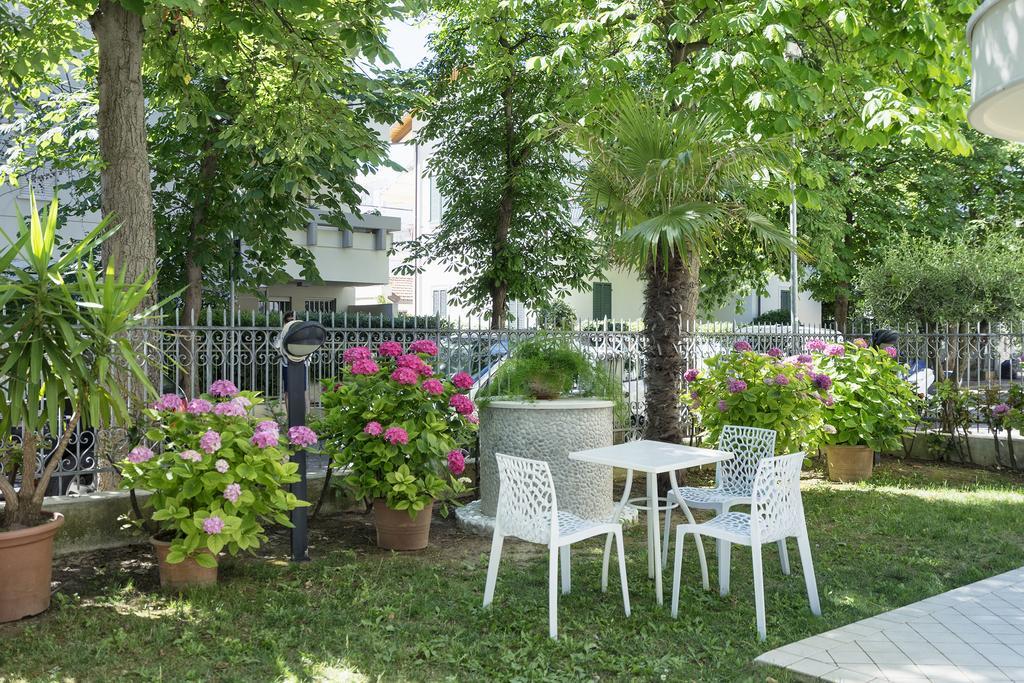 Residence Hamilton Riccione Bagian luar foto