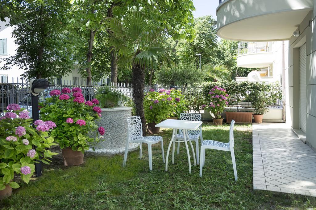 Residence Hamilton Riccione Bagian luar foto